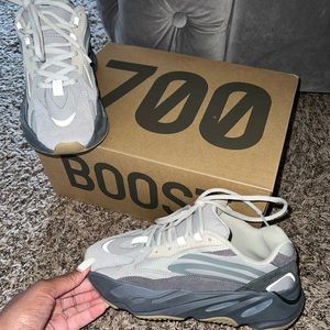 YEEZY BOOST 700  V2. TEPHRA/TEPHRA/TEPHRA SIZE 6